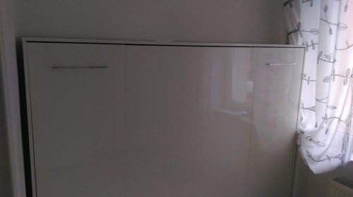 Półkotapczan poziomy BASIC 90x200 | 120x200 | 140x200 w białym połysku na frontach z szafami i nadstawką do wyboru