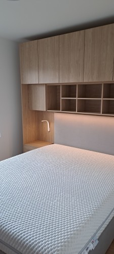 Baza łóżka ze stolikami nocnymi  z systemu zabudowy Sleep Varia dąb olejowany