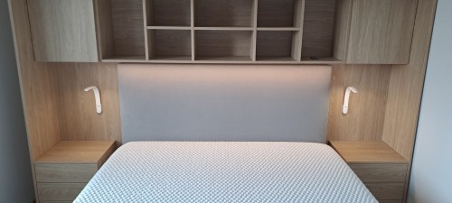 Baza łóżka ze stolikami nocnymi  z systemu zabudowy Sleep Varia dąb olejowany