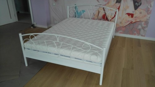 Łóżko metalowe Wanda ze stelażem