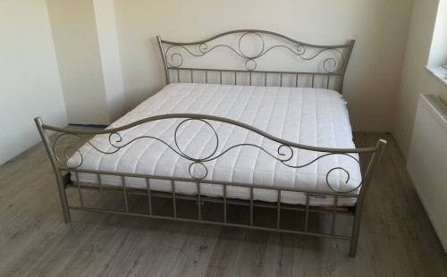 Łóżko metalowe Mirada ze stelażem