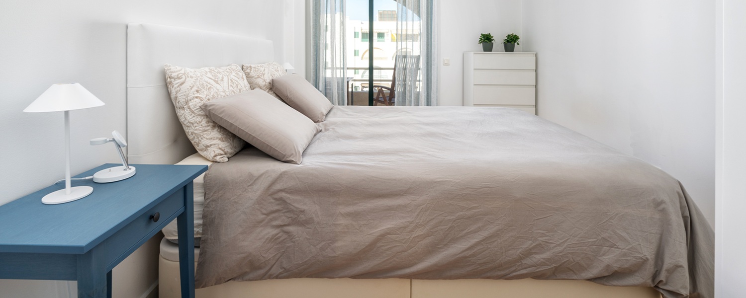 Jakie łóżko do małej sypialni?