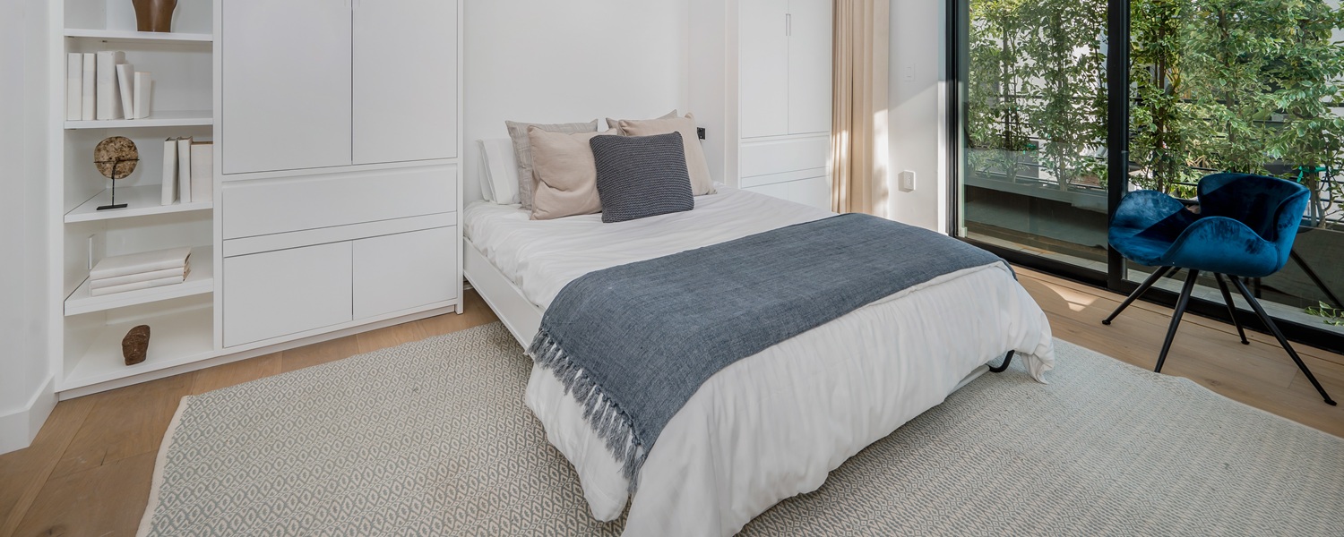 Łóżka w szafie do małych mieszkań — dlaczego warto?