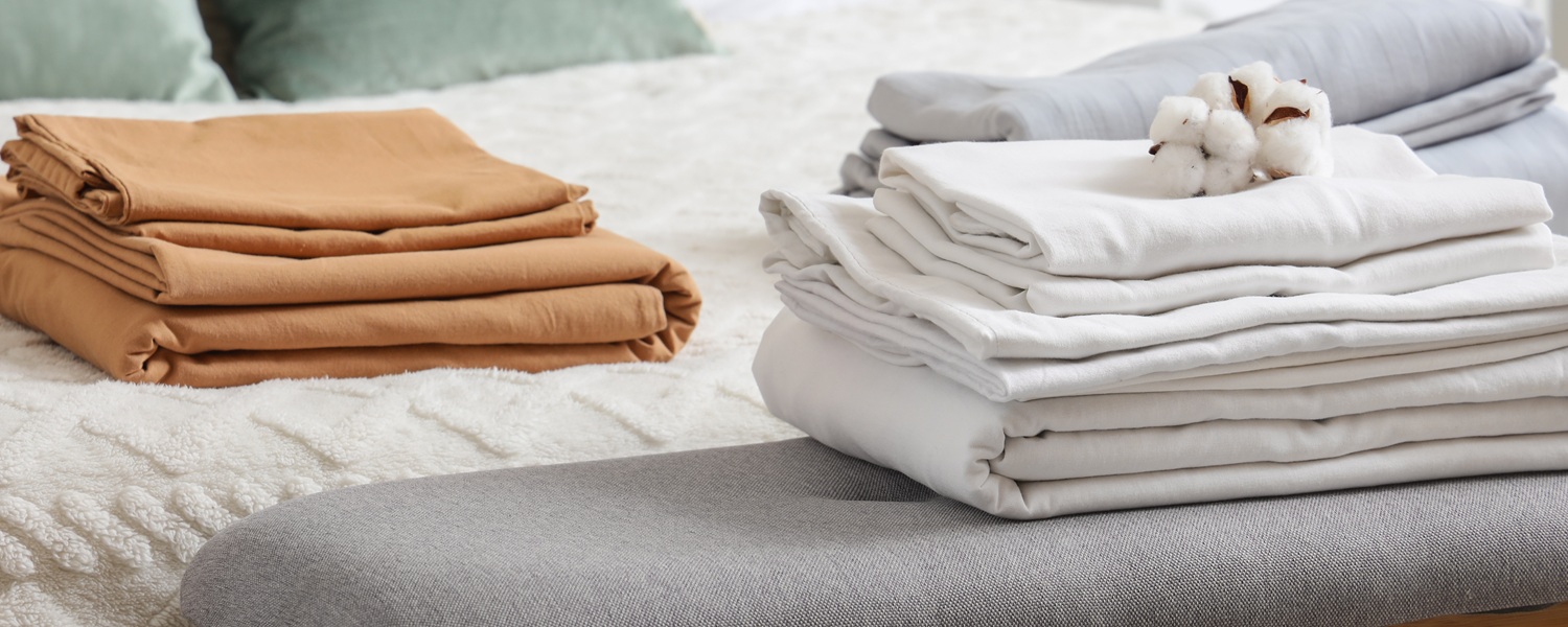 Łóżka z pojemnikiem na pościel – wady i zalety