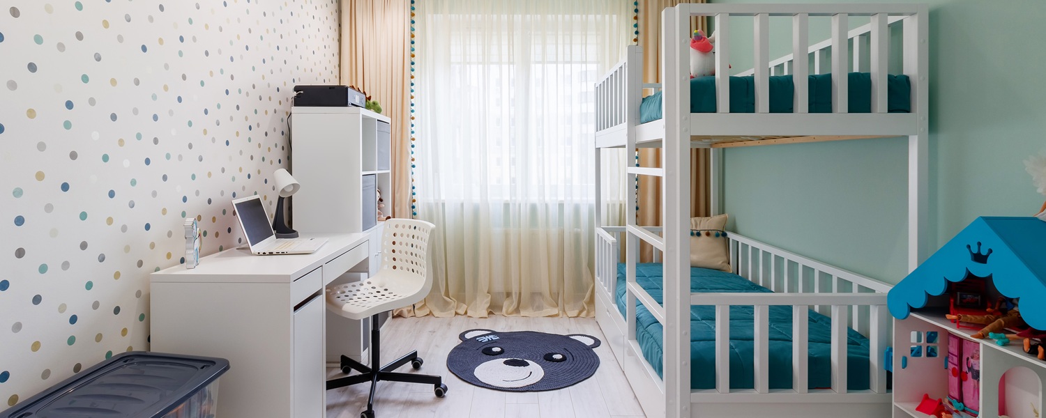 Łóżka piętrowe - dlaczego warto je wybrać i jak zadbać o bezpieczeństwo swoich pociech